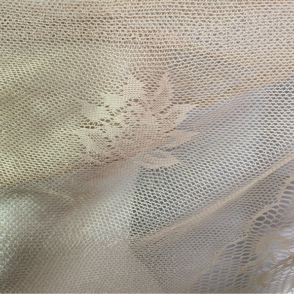 Vintage Tan Floral Lace Triangle Wrap Scarf with Long Fringe - Picture 6 of 7